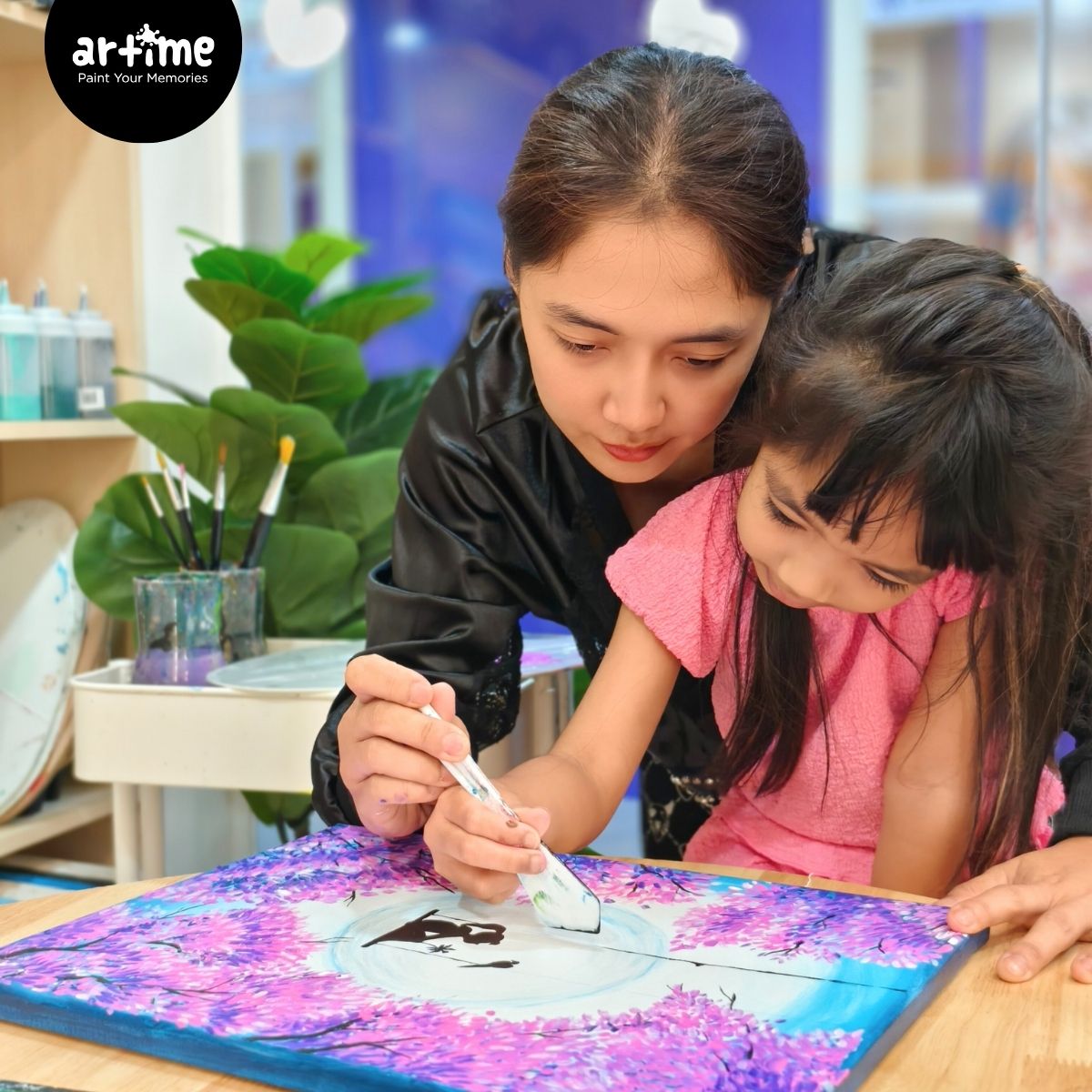 ครอบครัวเด็ก ๆ เพ้นต์ภาพวันแม่ที่ Artime by Global Art Central Ladprao ชั้น 8